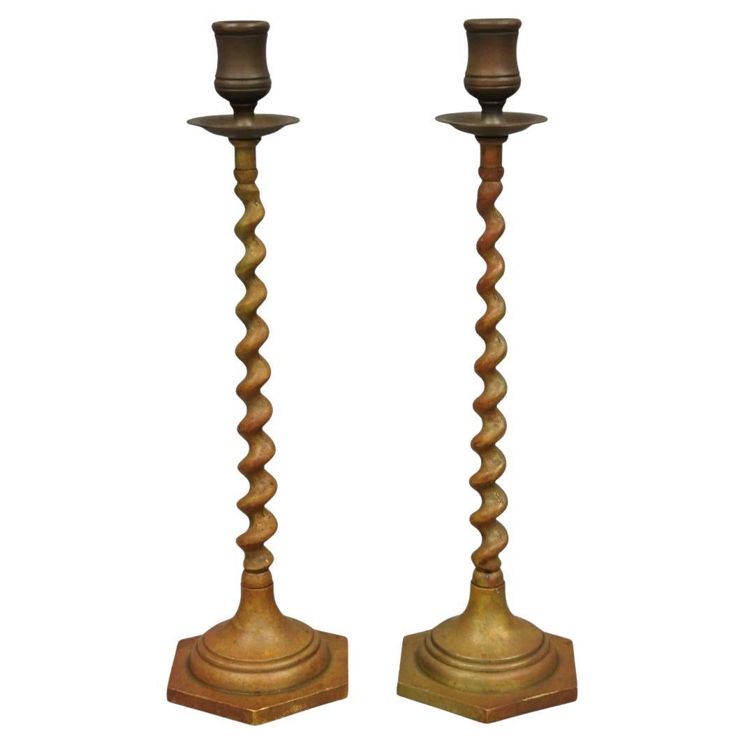 Candelieri d'epoca in bronzo patinato a forma di orzo, una coppia di piccoli candelieri della Reggenza inglese