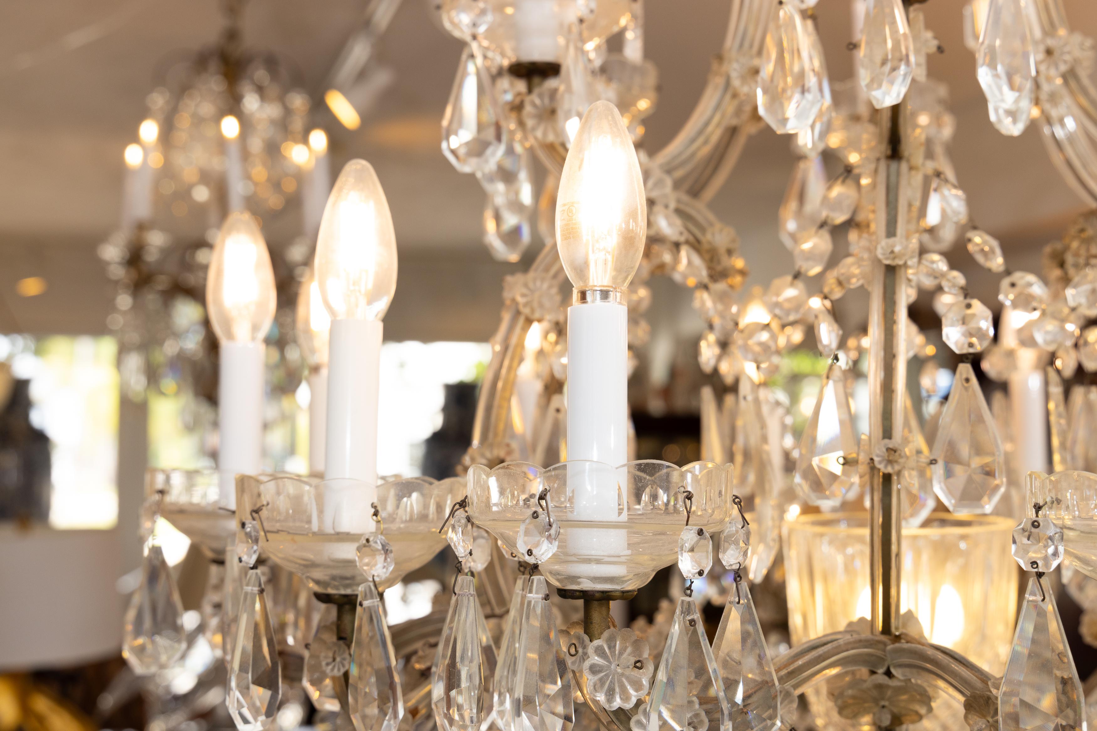 Lampadario a due livelli a 16 luci in cristallo in stile Regency inglese vintage, riccamente appeso con pendenti smerlati.