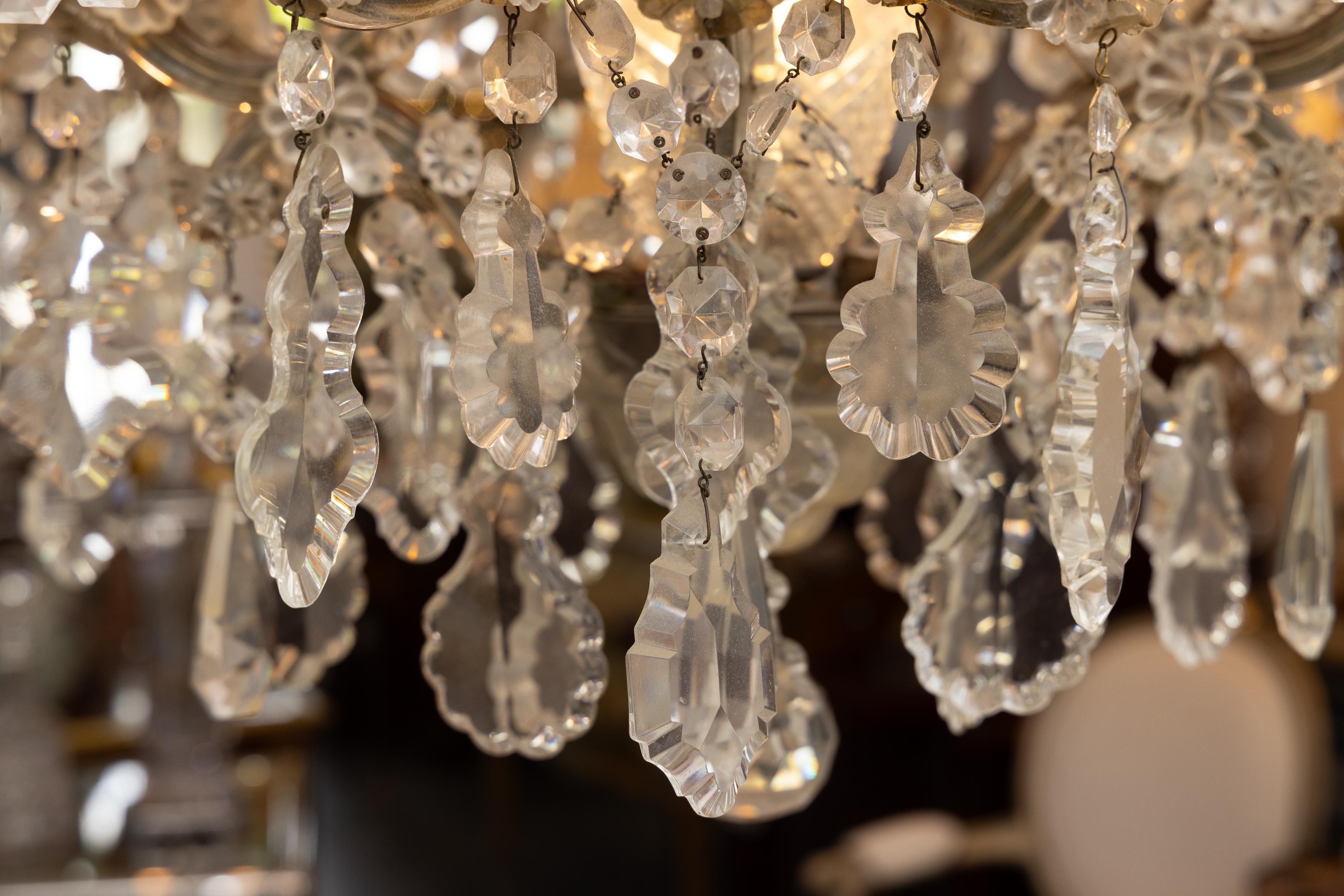 Lampadario a due piani in cristallo vintage in stile Regency inglese a 16 luci In condizioni buone in vendita a WEST PALM BEACH, FL