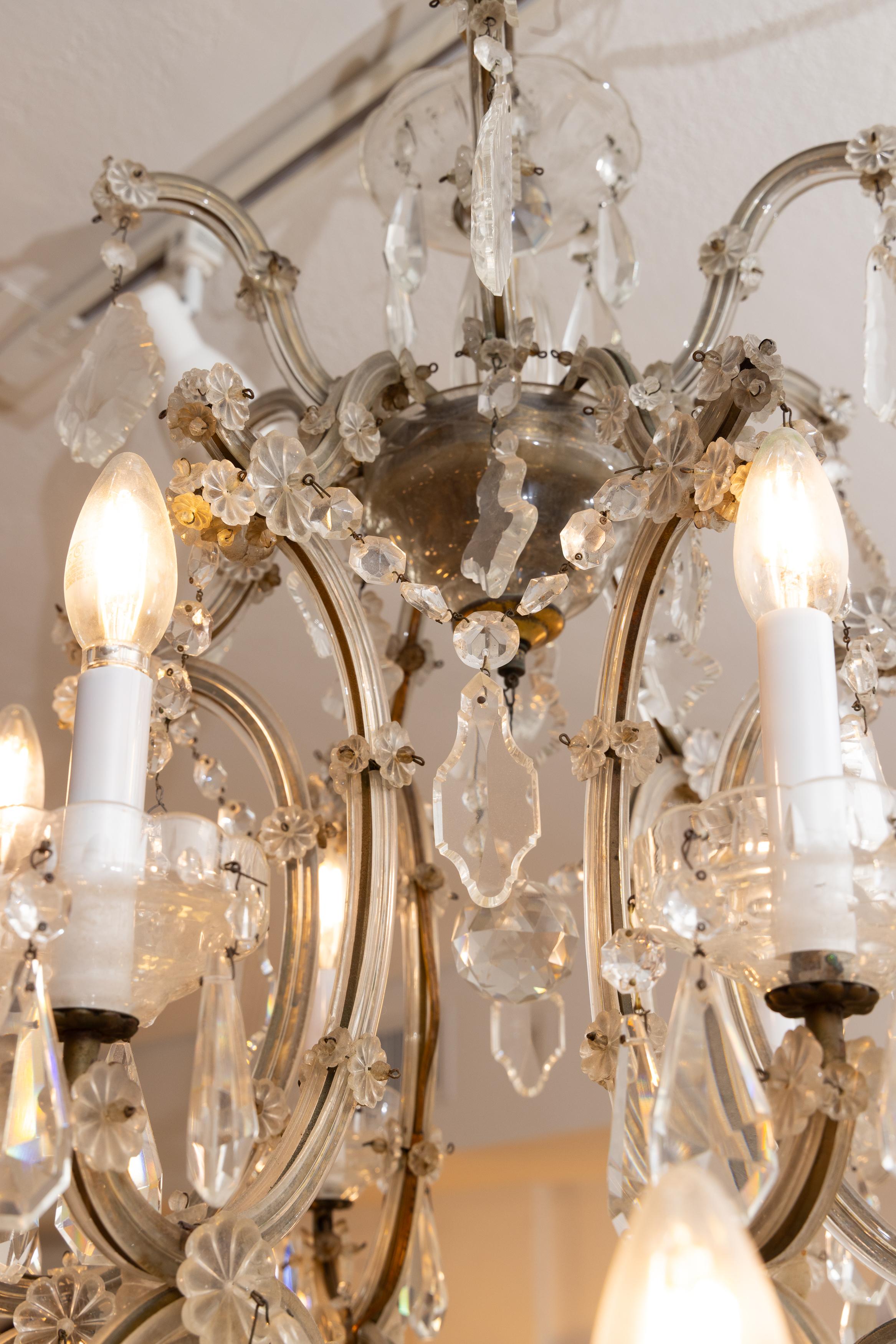 XX secolo Lampadario a due piani in cristallo vintage in stile Regency inglese a 16 luci in vendita