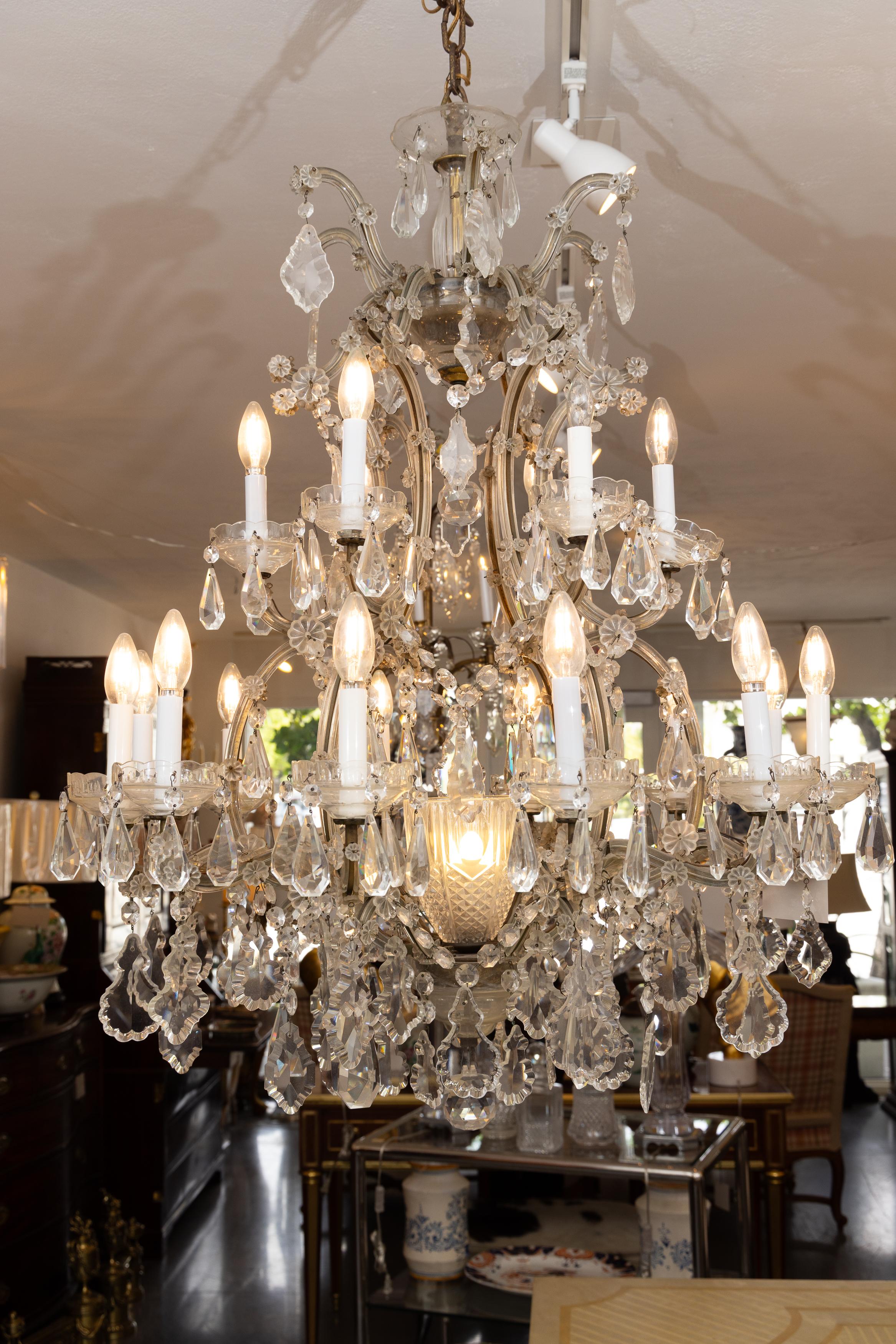 Lampadario a due piani in cristallo vintage in stile Regency inglese a 16 luci in vendita 2