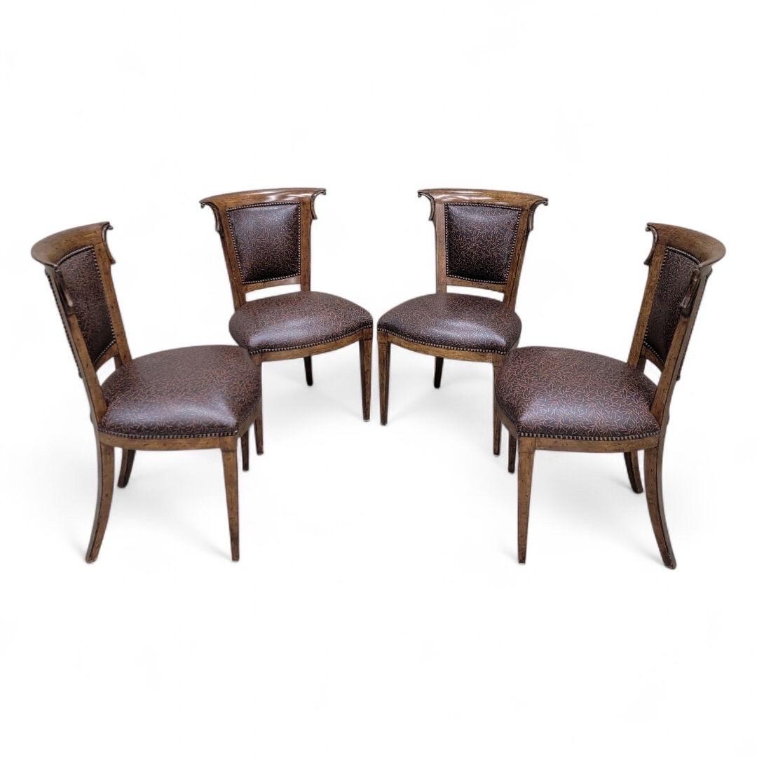 Vintage English Regency Style Eschenholz Esszimmerstühle gepolstert in einem gemusterten braunen Leder mit Nail Head Trim - Set von 8

Dieses Set aus acht Stühlen wäre eine prächtige Ergänzung für Ihr Esszimmer. Jeder Stuhl ist mit einem dunklen,