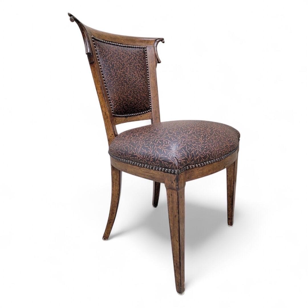 Vintage English Regency Style Eschenholz Esszimmerstühle in braunem Leder - Satz von 8 (Neoklassisch) im Angebot