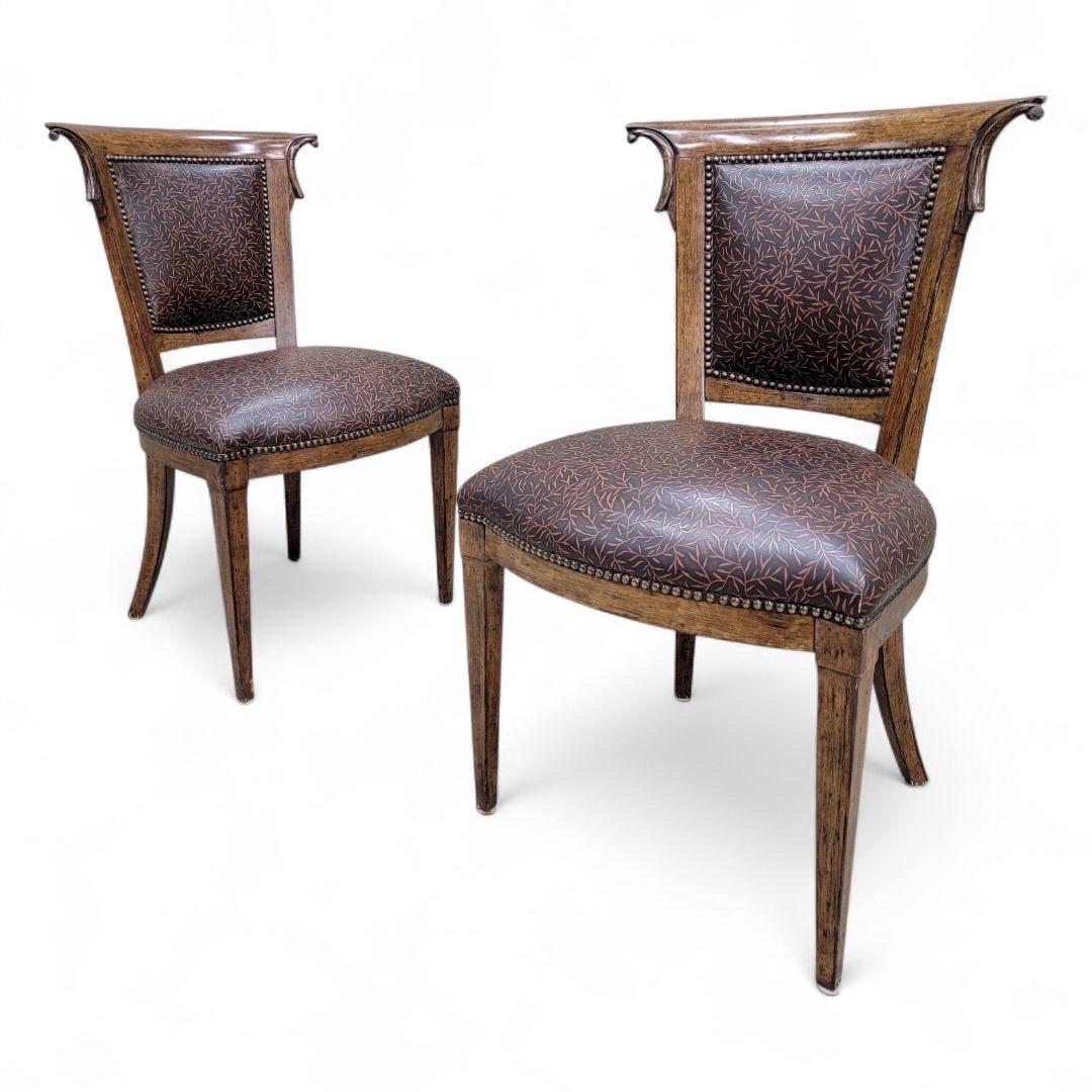 Vintage English Regency Style Eschenholz Esszimmerstühle in braunem Leder - Satz von 8 im Zustand „Gut“ im Angebot in Chicago, IL