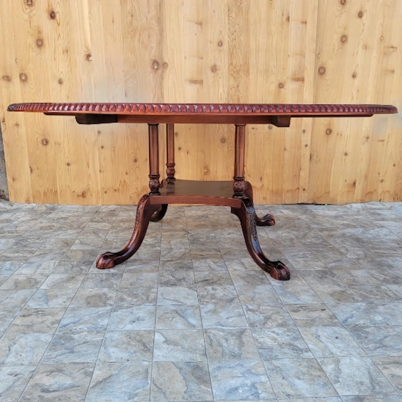 Tavolo da pranzo rotondo con piedistallo a forma di gabbia d'uccello in stile reggenza inglese d'epoca con bordo tornito.

Un tavolo da pranzo vintage in stile Regency inglese, con bordi in corda e tornitura, assolutamente stupefacente. Questo
