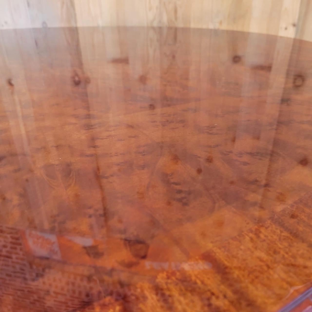 Tavolo da pranzo con piedistallo a gabbia d'uccello in stile reggenza inglese, con bordo tornito. in vendita 1