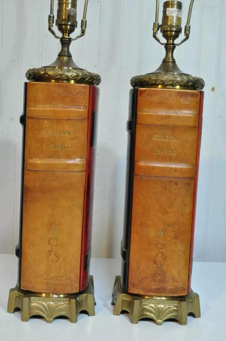 Inconnu Paire de lampes de table en forme de livre de style Régence anglaise vintage en cuir par Wildwood en vente