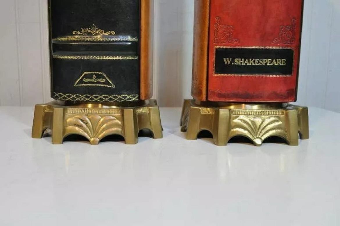 Paire de lampes de table en forme de livre de style Régence anglaise vintage en cuir par Wildwood en vente 1