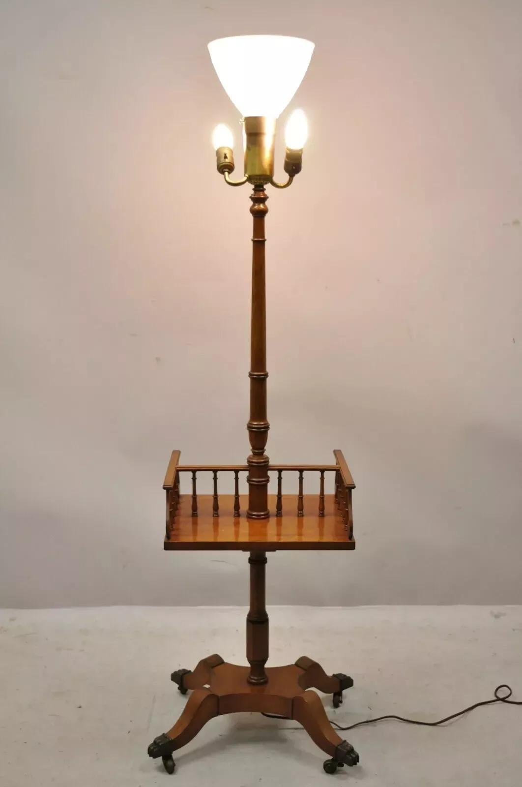 Vintage English Regency Style Mahagoni Stehtischlampe mit geschnitzter Harfe Gallery. Messingfüße und Rollen, geschnitzte 