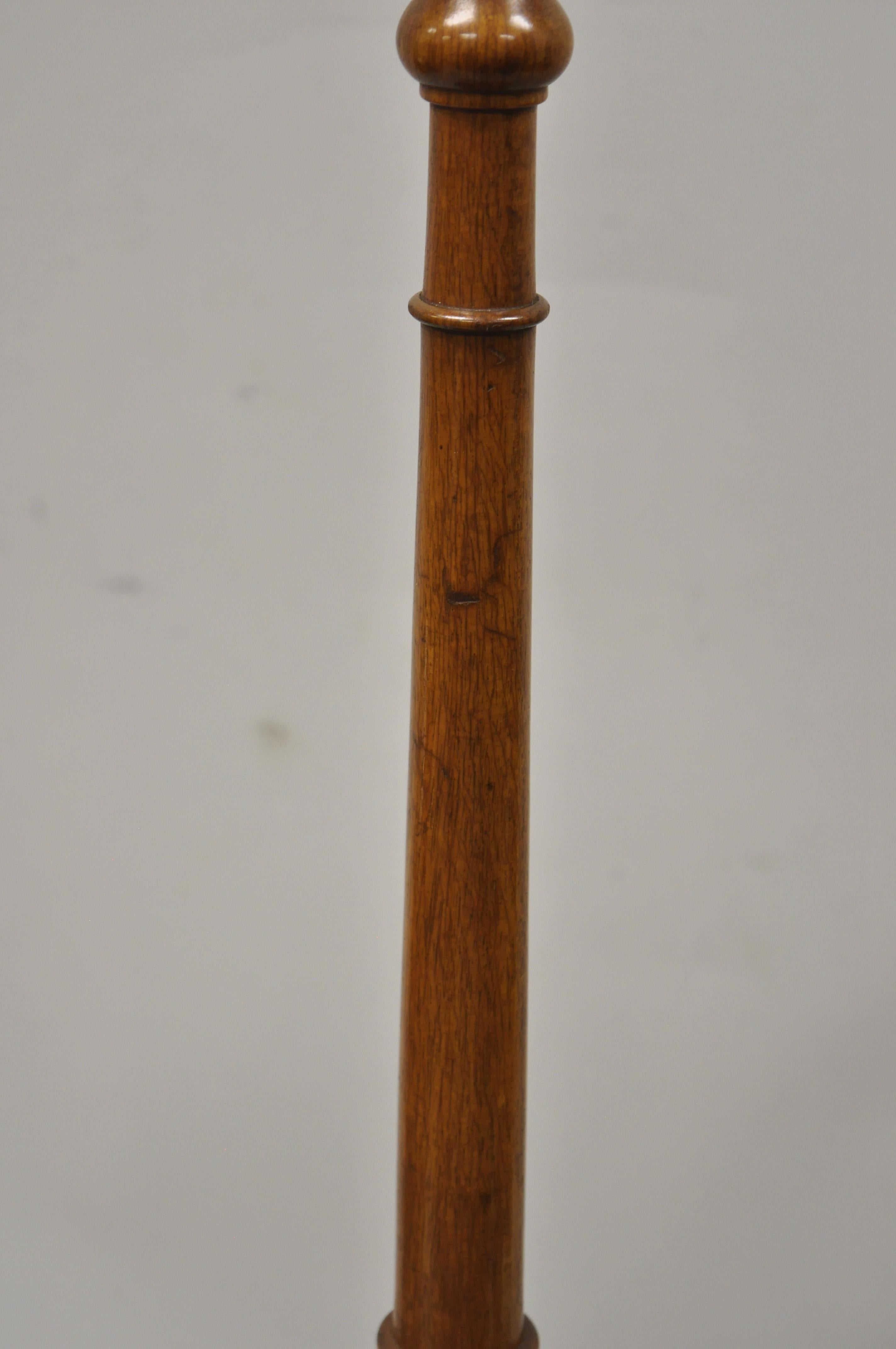 Englische Vintage-Stehtischlampe aus Mahagoni im Regency-Stil mit geschnitzter Harp-Galerie, Vintage (Messing) im Angebot