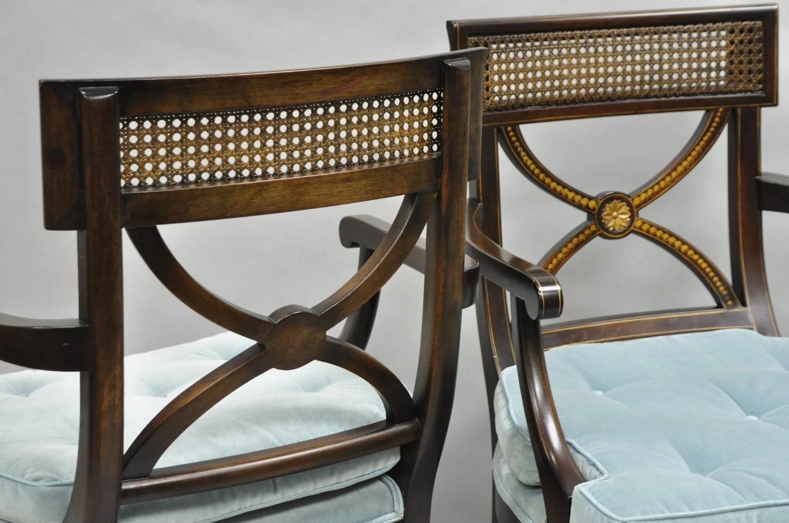 Poltrone con schienale a canne in mogano con gambe a sciabola in stile Regency inglese vintage - una coppia in vendita 4