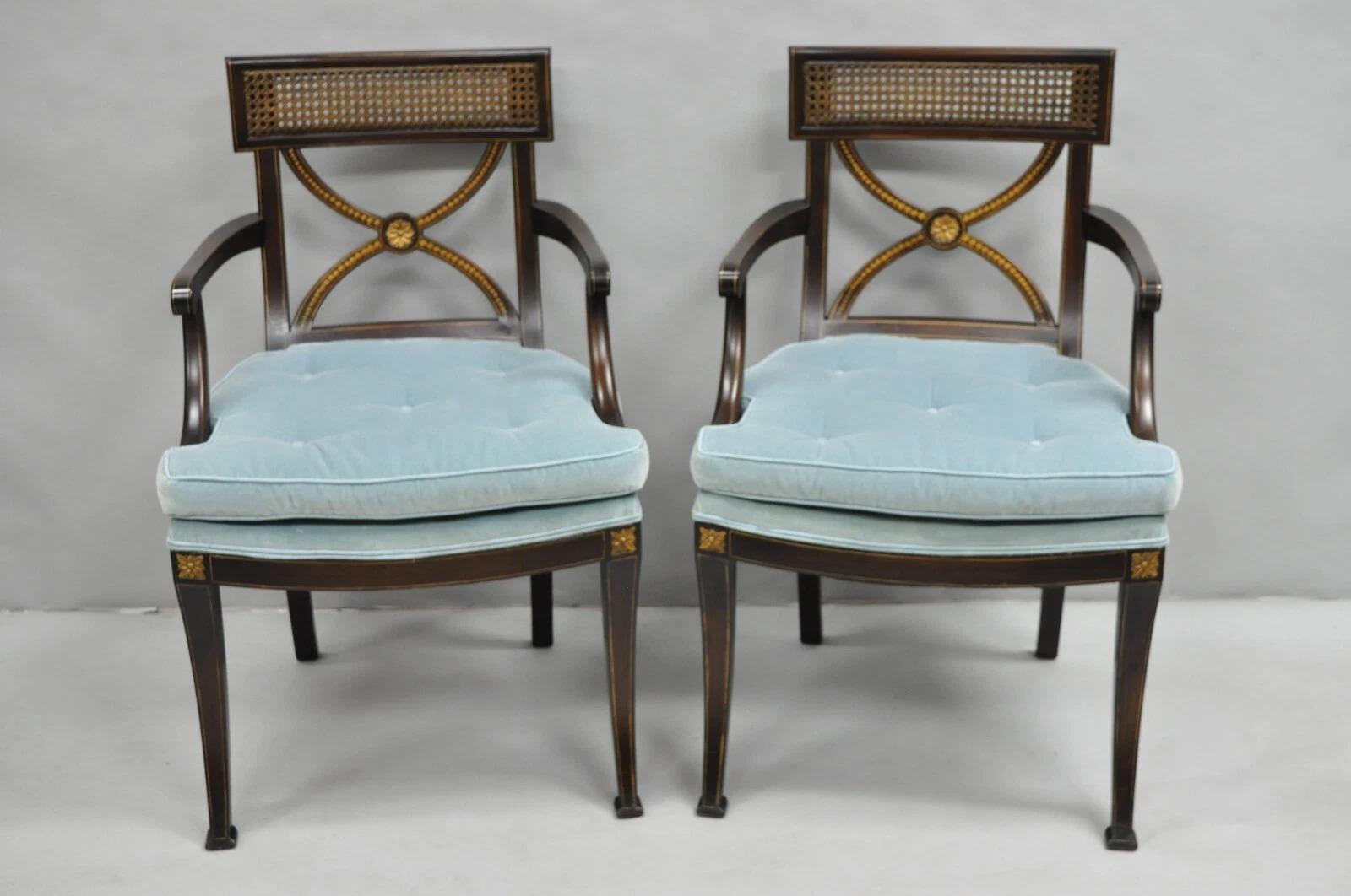 Poltrone con schienale a canne in mogano con gambe a sciabola in stile Regency inglese vintage - una coppia in vendita 5