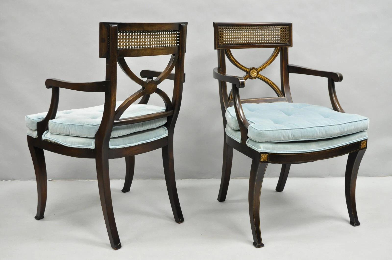 Poltrone con schienale a canne di mogano marrone scuro in stile Regency inglese vintage di alta qualità - una coppia. L'articolo presenta una struttura in legno massiccio di mogano, dettagli dipinti a mano e cuscini sciolti imbottiti di colore blu.