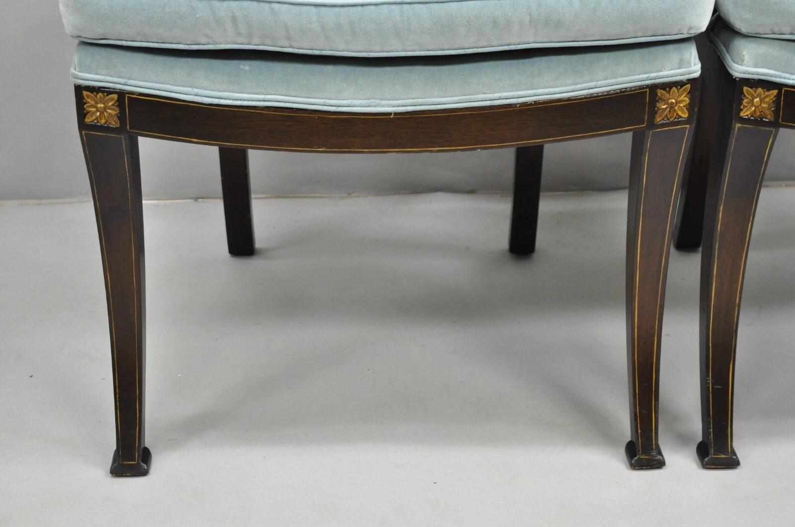 Poltrone con schienale a canne in mogano con gambe a sciabola in stile Regency inglese vintage - una coppia In condizioni buone in vendita a Philadelphia, PA