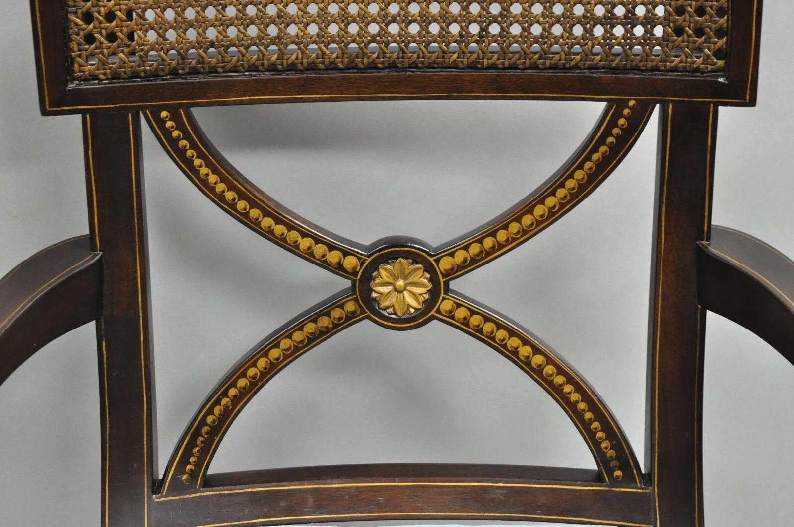 XX secolo Poltrone con schienale a canne in mogano con gambe a sciabola in stile Regency inglese vintage - una coppia in vendita