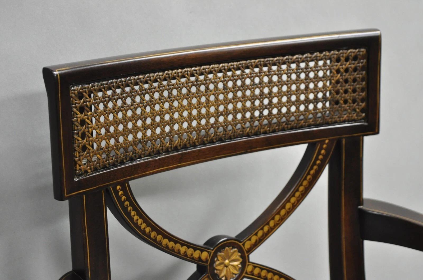 Poltrone con schienale a canne in mogano con gambe a sciabola in stile Regency inglese vintage - una coppia in vendita 3