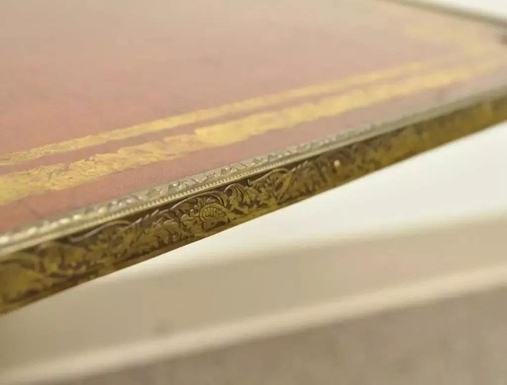 Inconnu Table d'appoint à deux niveaux en acajou et cuir toilé, style Régence anglaise vintage en vente