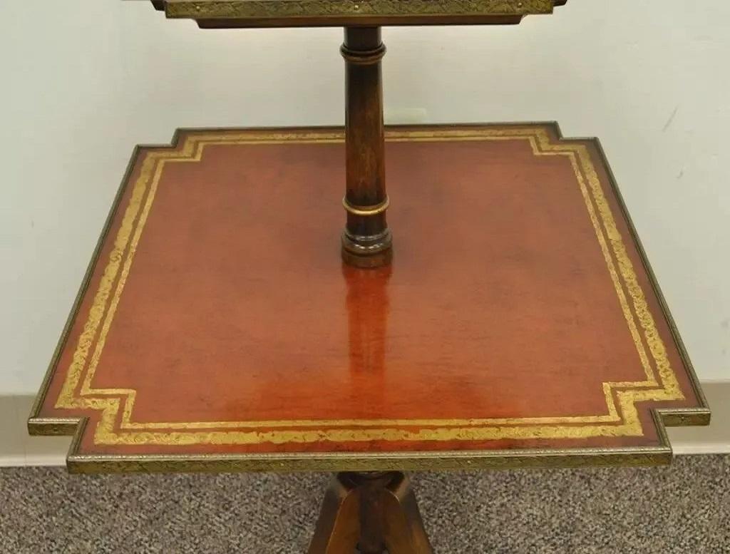 Table d'appoint à deux niveaux en acajou et cuir toilé, style Régence anglaise vintage Bon état - En vente à Philadelphia, PA