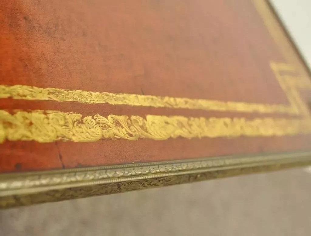 20ième siècle Table d'appoint à deux niveaux en acajou et cuir toilé, style Régence anglaise vintage en vente