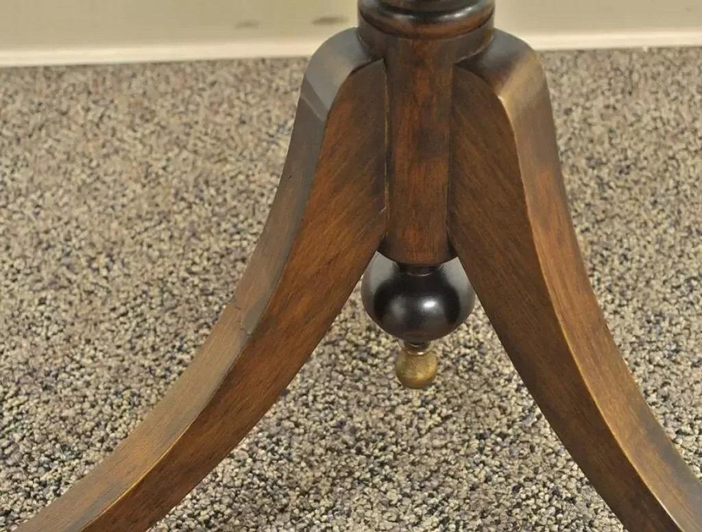 Cuir Table d'appoint à deux niveaux en acajou et cuir toilé, style Régence anglaise vintage en vente