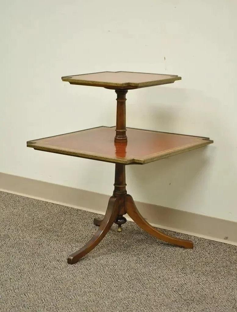 Table d'appoint à deux niveaux en acajou et cuir toilé, style Régence anglaise vintage en vente 1