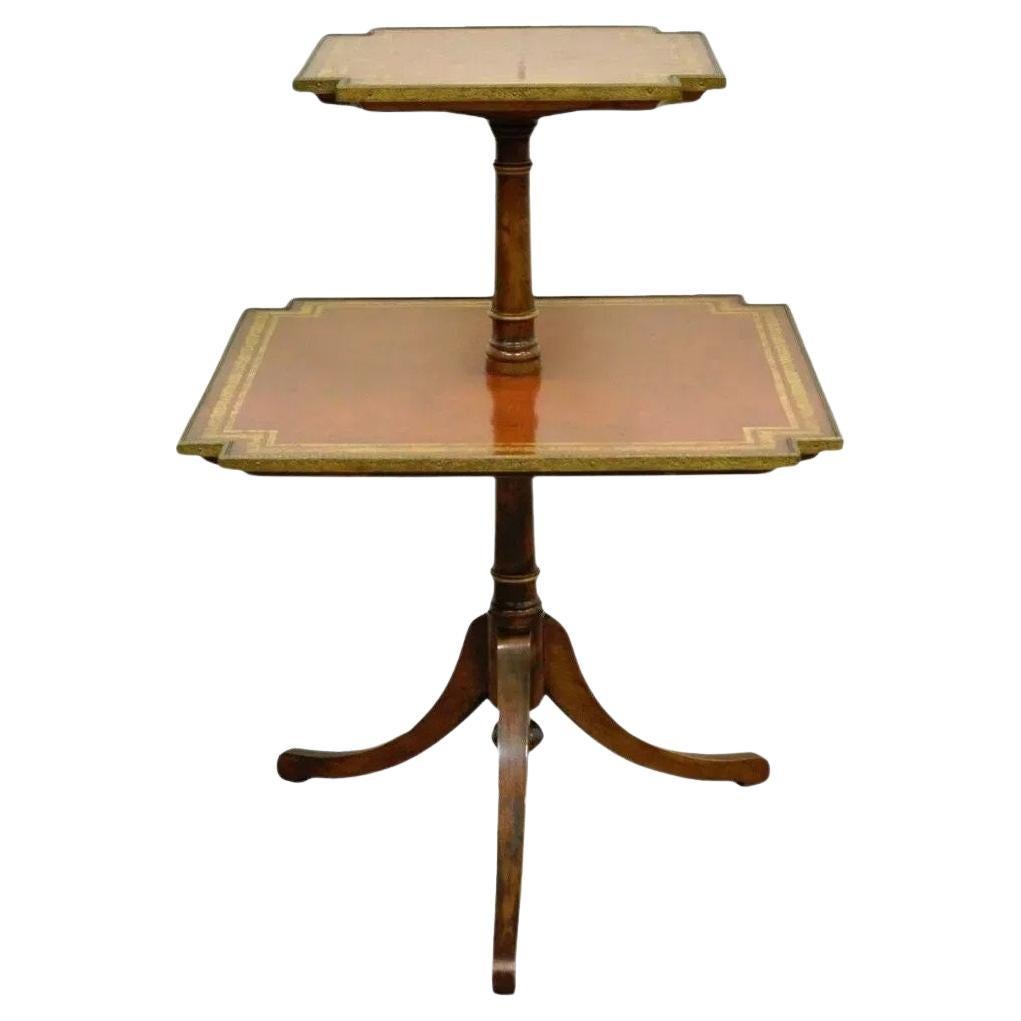Mesa auxiliar vintage inglesa estilo Regencia de caoba y cuero estampado de dos pisos