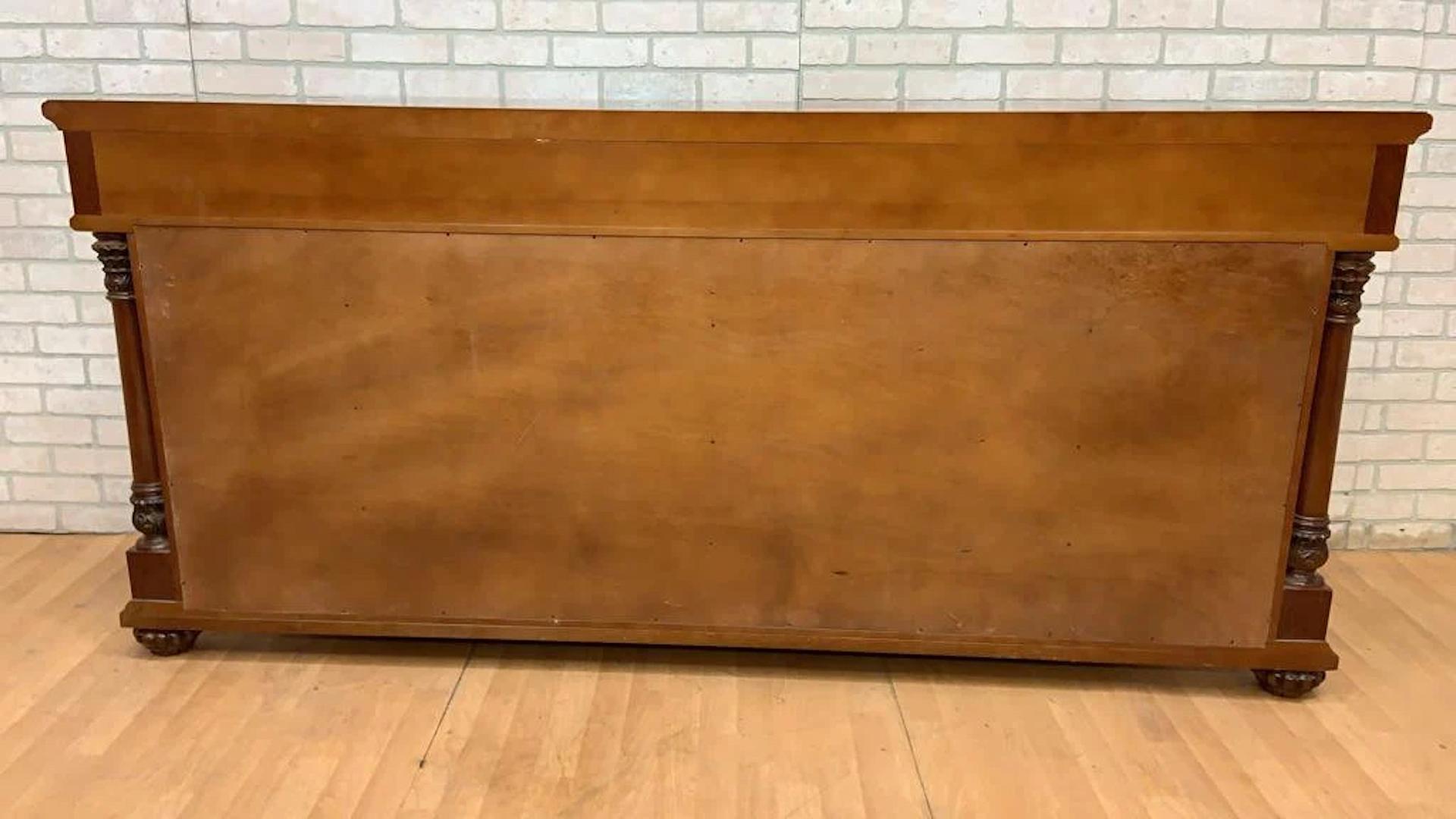 Credenza e vetrinetta intarsiata e a fasce in stile Regency inglese d'epoca - Set di 2 pezzi 

La credenza è finemente intagliata, intarsiata e marchiata con colonne corinzie che fiancheggiano entrambi i lati. Il mobile è dotato di un cassetto