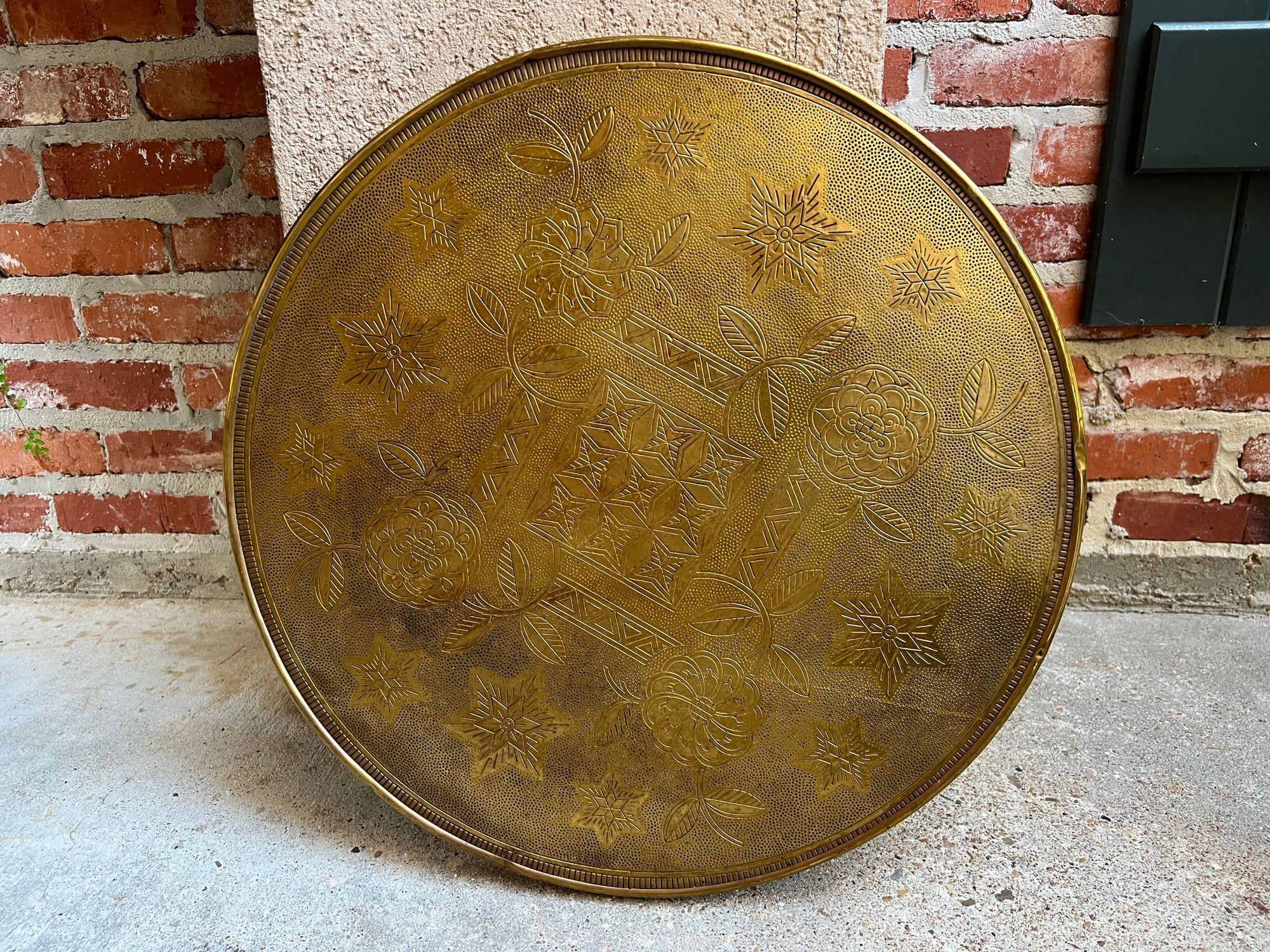 Vintage English round brass coffee tea wine table folding Barley Twist Base.
 
Direct from English, a versatile FOLDING TABLE, great as a coffee table or end table, and perfect as an accent piece. Round brass table top has etched design across the