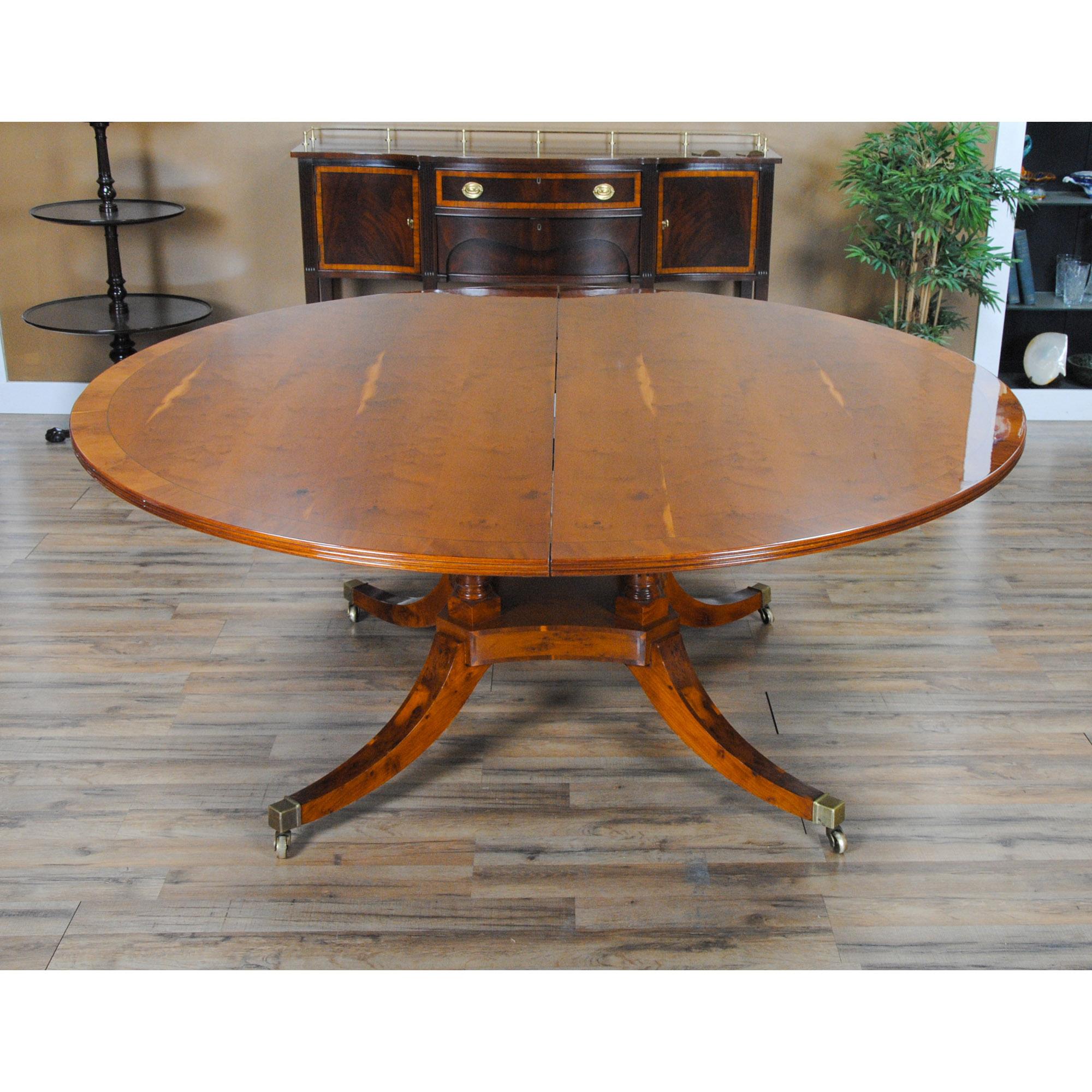 Vintage English Round to Oval Dining Table In Good Condition For Sale In Annville, PA