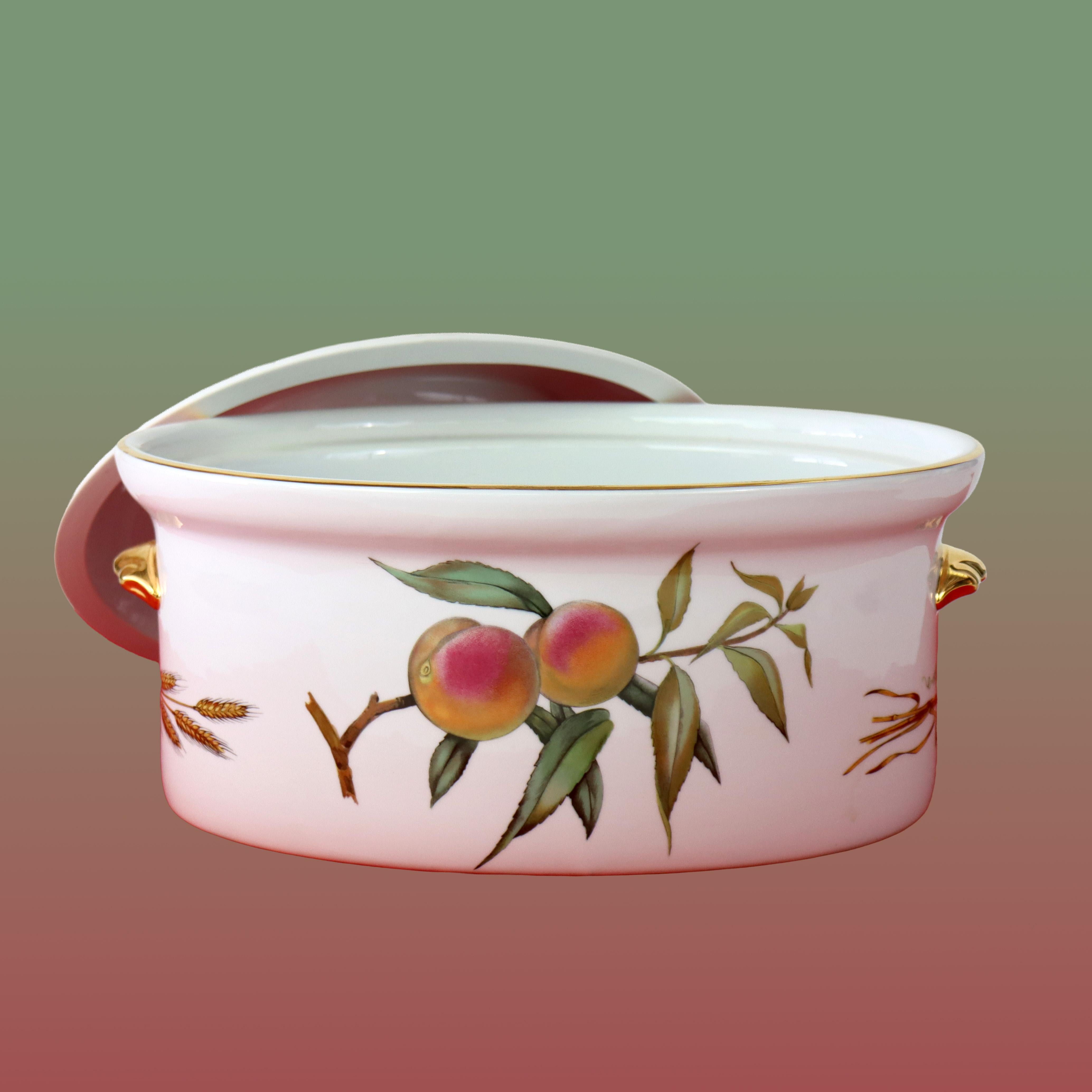 Vintage inglese Royal Worcester Porcelain Covered Casserole Dishish con pesche C1960.   
Misure: 7,25