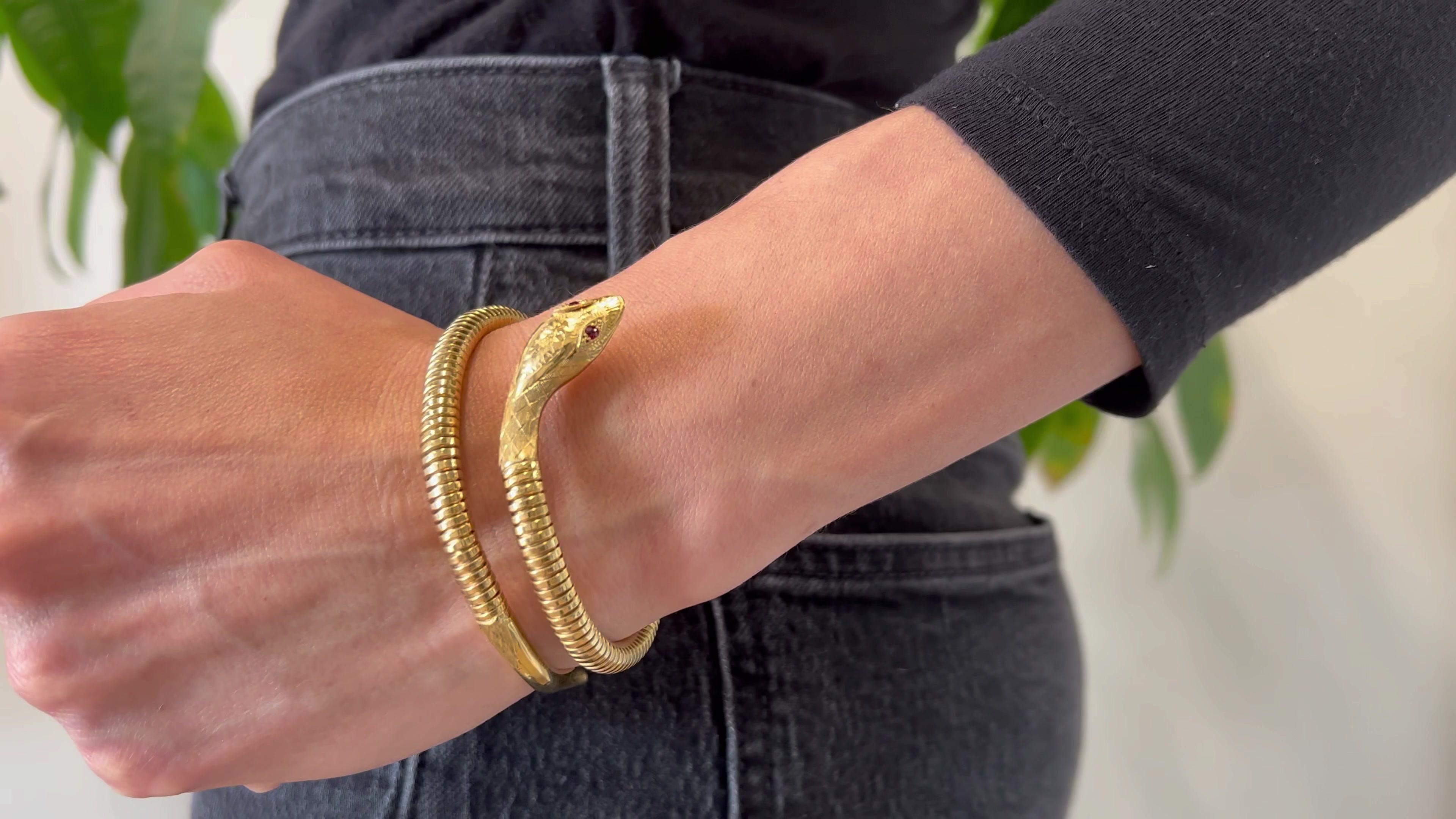 Un bracciale tubogas inglese d'epoca con rubino e oro giallo 9k. Due rubini a taglio rotondo per un peso totale di circa 0,05 carati. Realizzato in oro giallo a 9 carati con molla in acciaio e marchi di purezza, marchio del produttore Smith & Smith