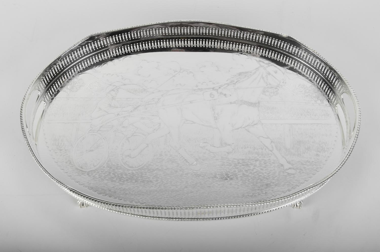 Vintage English Sheffield versilbert auf Kupfer servieren / Barware fußte Galerie Tablett mit Inneneinrichtung Details Pferdewagen. Das Tablett befindet sich in einem ausgezeichneten Zustand, die Marke des Herstellers ist nicht eingetragen. Das
