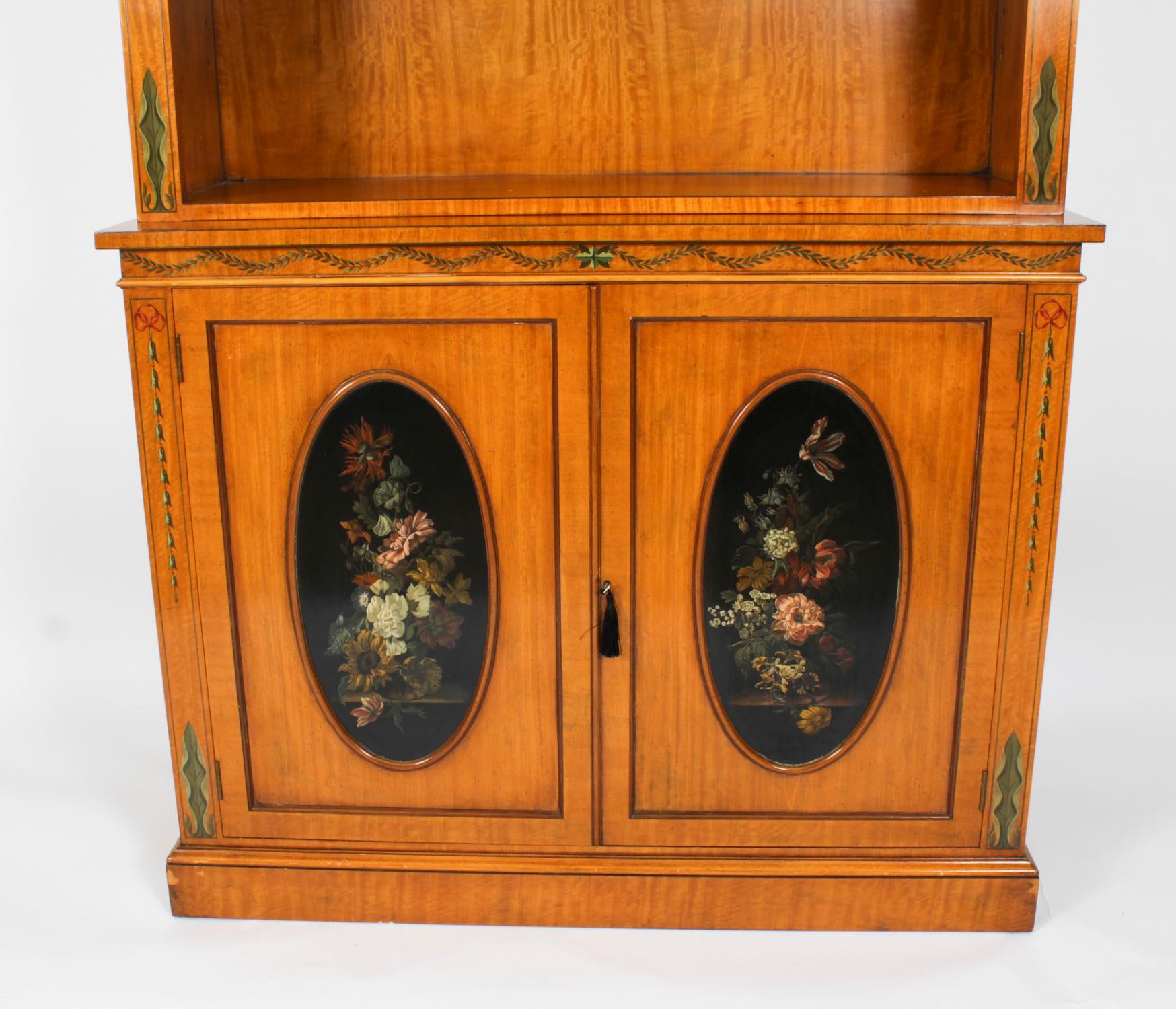 Bibliothèque ouverte anglaise de style Sheraton Revival en bois de satin 20ème siècle en vente 4