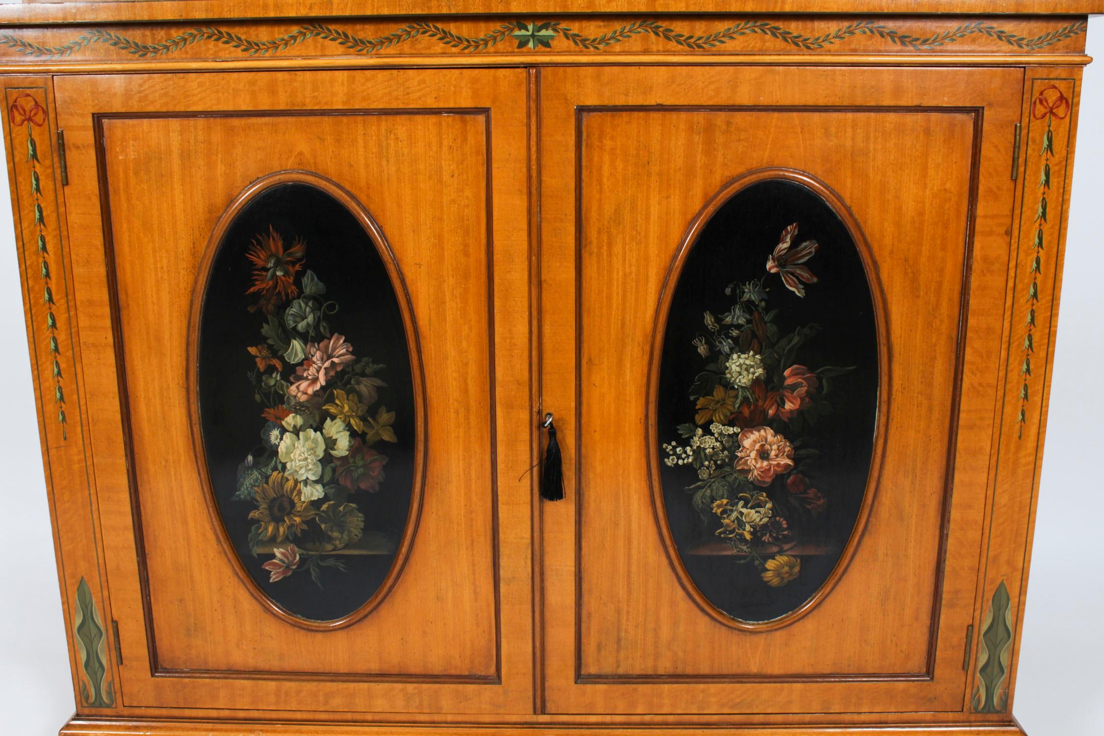 Bibliothèque ouverte anglaise de style Sheraton Revival en bois de satin 20ème siècle en vente 5