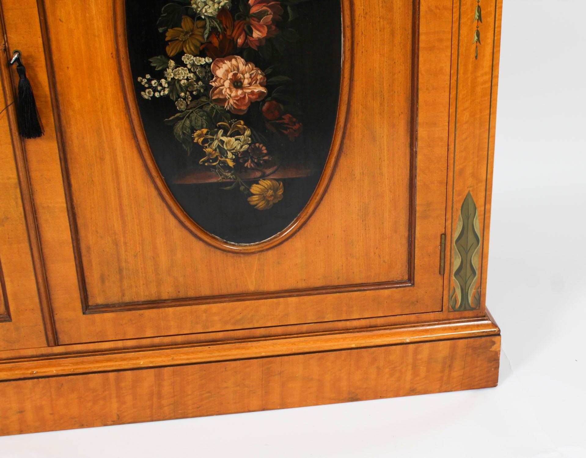 Bibliothèque ouverte anglaise de style Sheraton Revival en bois de satin 20ème siècle en vente 9