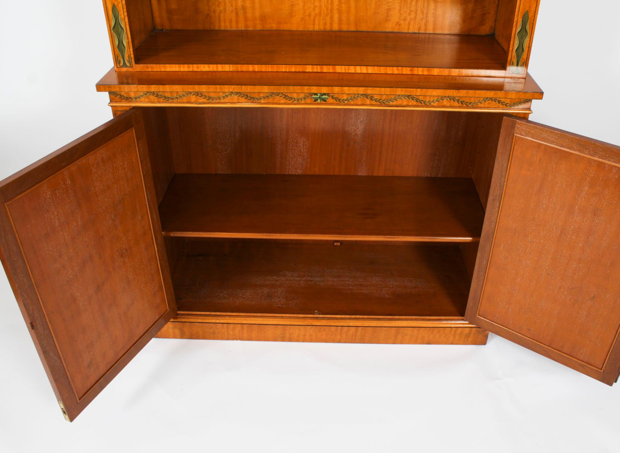 Bibliothèque ouverte anglaise de style Sheraton Revival en bois de satin 20ème siècle en vente 10