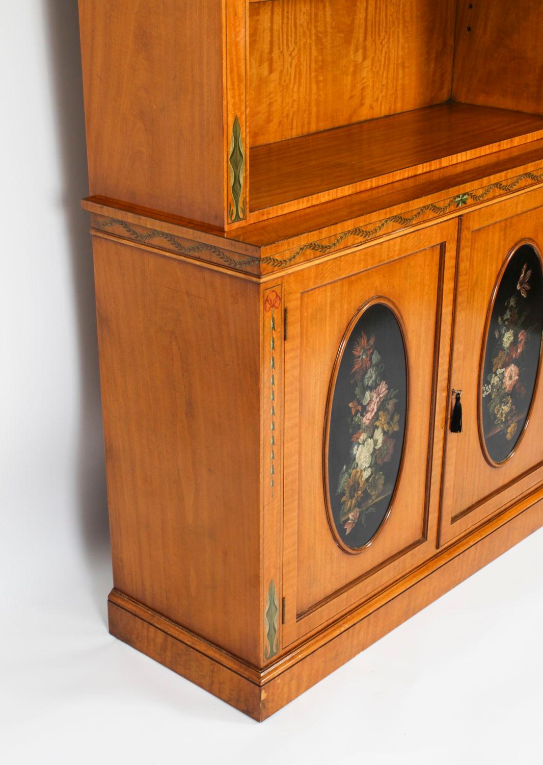 Bibliothèque ouverte anglaise de style Sheraton Revival en bois de satin 20ème siècle en vente 11