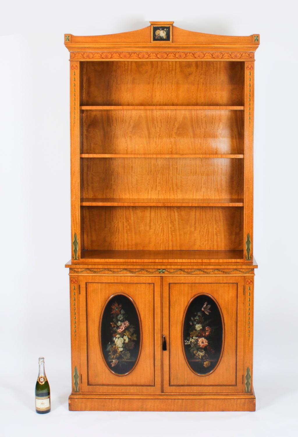 Bibliothèque ouverte anglaise de style Sheraton Revival en bois de satin 20ème siècle en vente 13