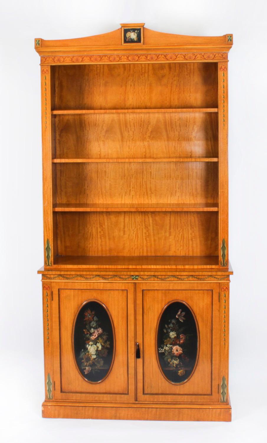 Il s'agit d'une magnifique bibliothèque ouverte de qualité supérieure, de style néo-zélandais, fabriquée de main de maître dans un riche bois satiné avec une décoration florale peinte à la main, datant du milieu du 20e siècle.

Cette magnifique
