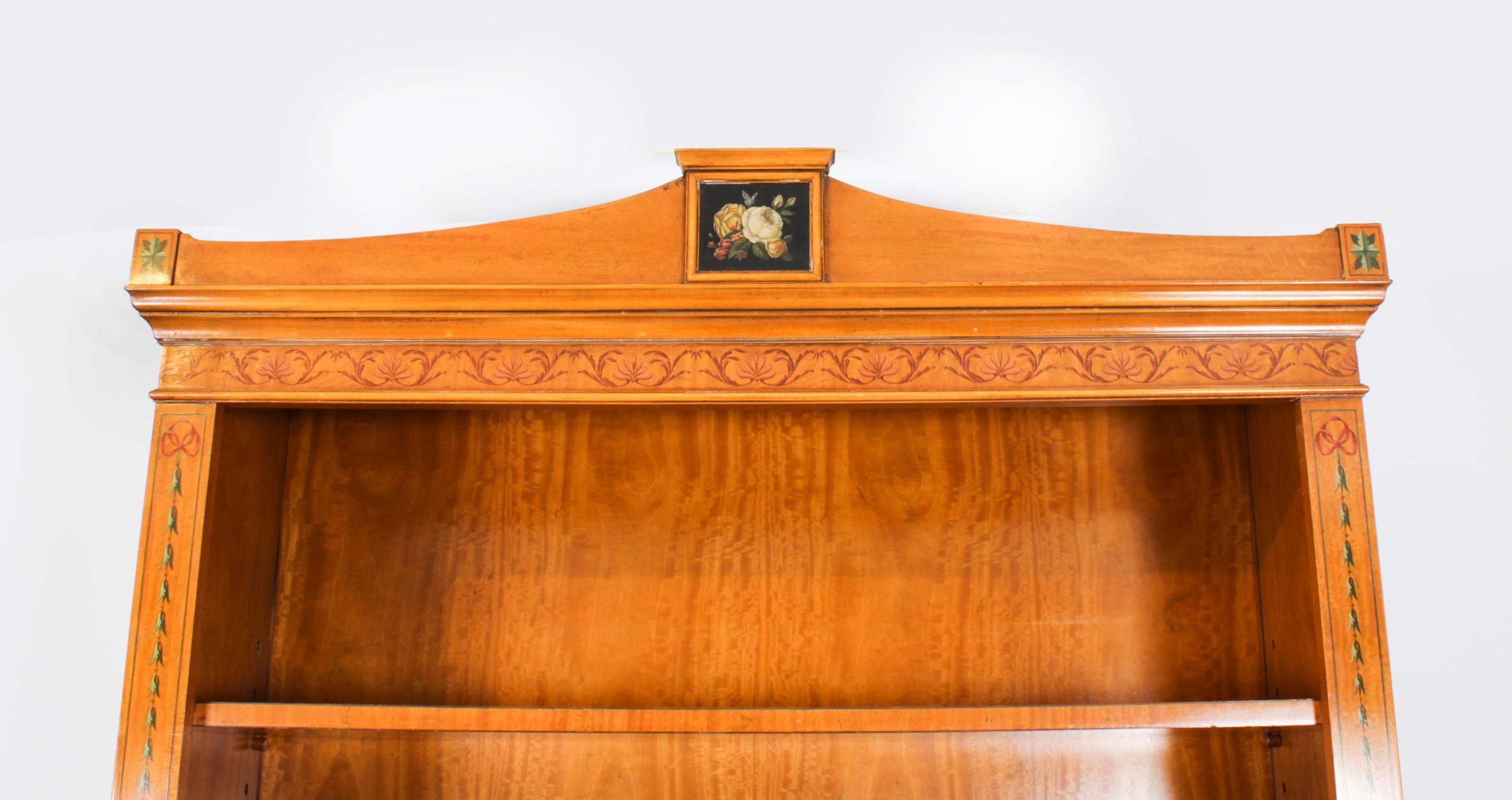 Anglais Bibliothèque ouverte anglaise de style Sheraton Revival en bois de satin 20ème siècle en vente