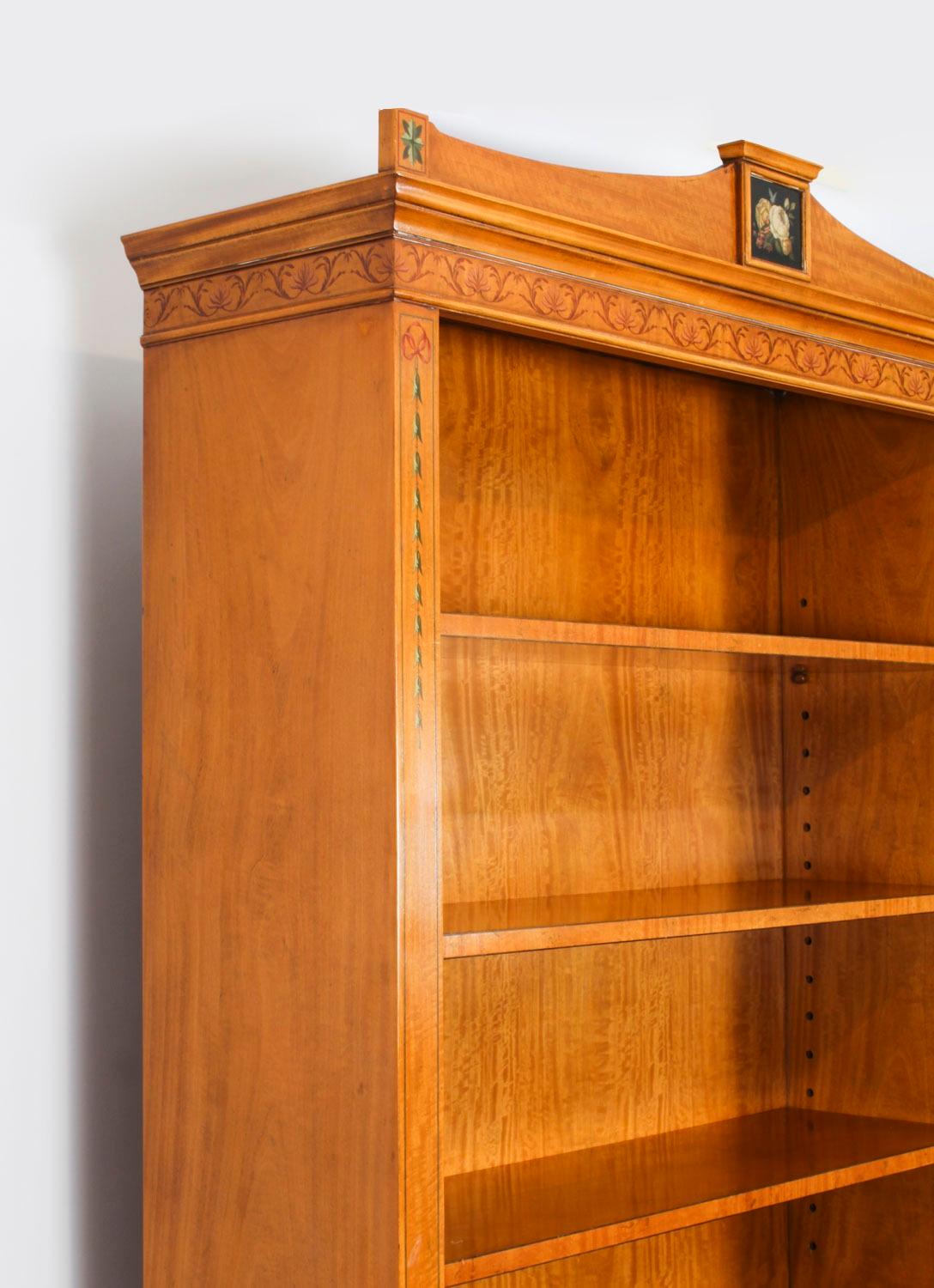 Bibliothèque ouverte anglaise de style Sheraton Revival en bois de satin 20ème siècle en vente 1