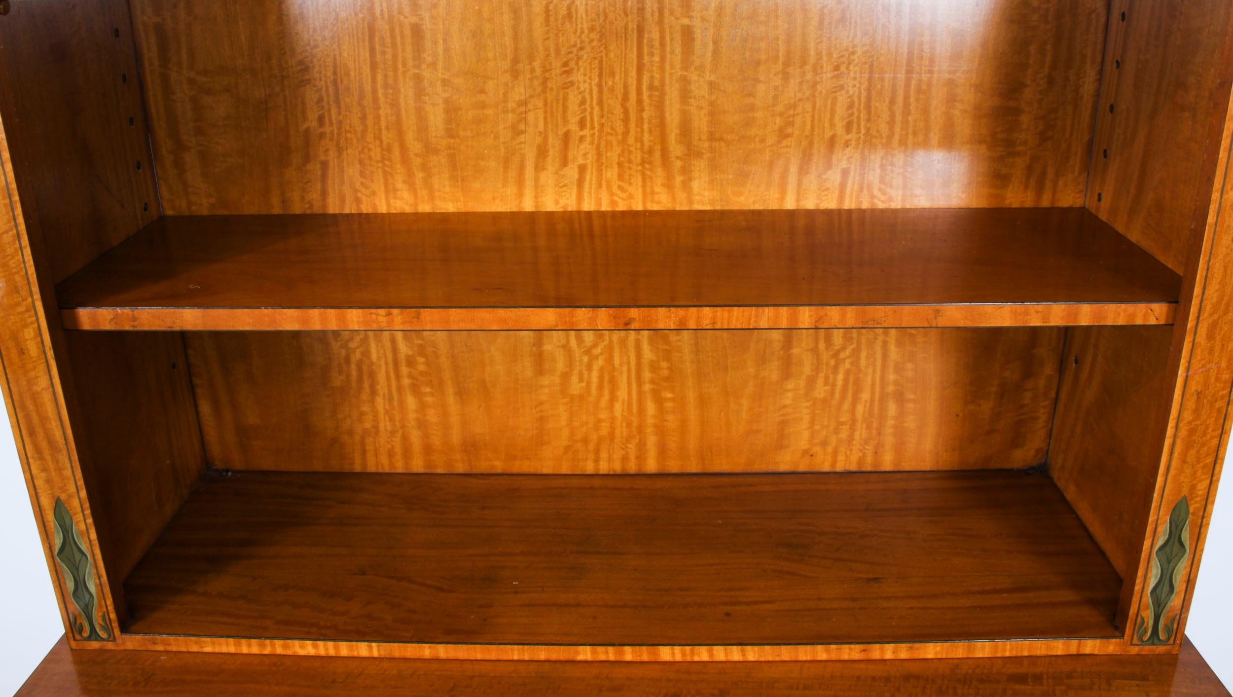 Bibliothèque ouverte anglaise de style Sheraton Revival en bois de satin 20ème siècle en vente 2