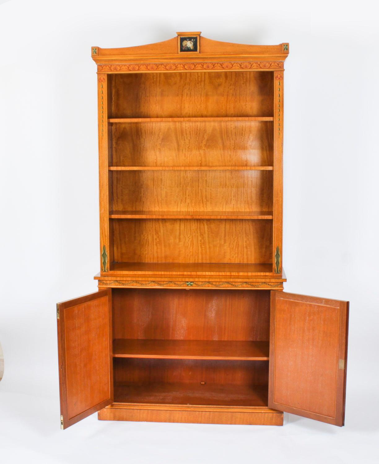 Bibliothèque ouverte anglaise de style Sheraton Revival en bois de satin 20ème siècle en vente 3