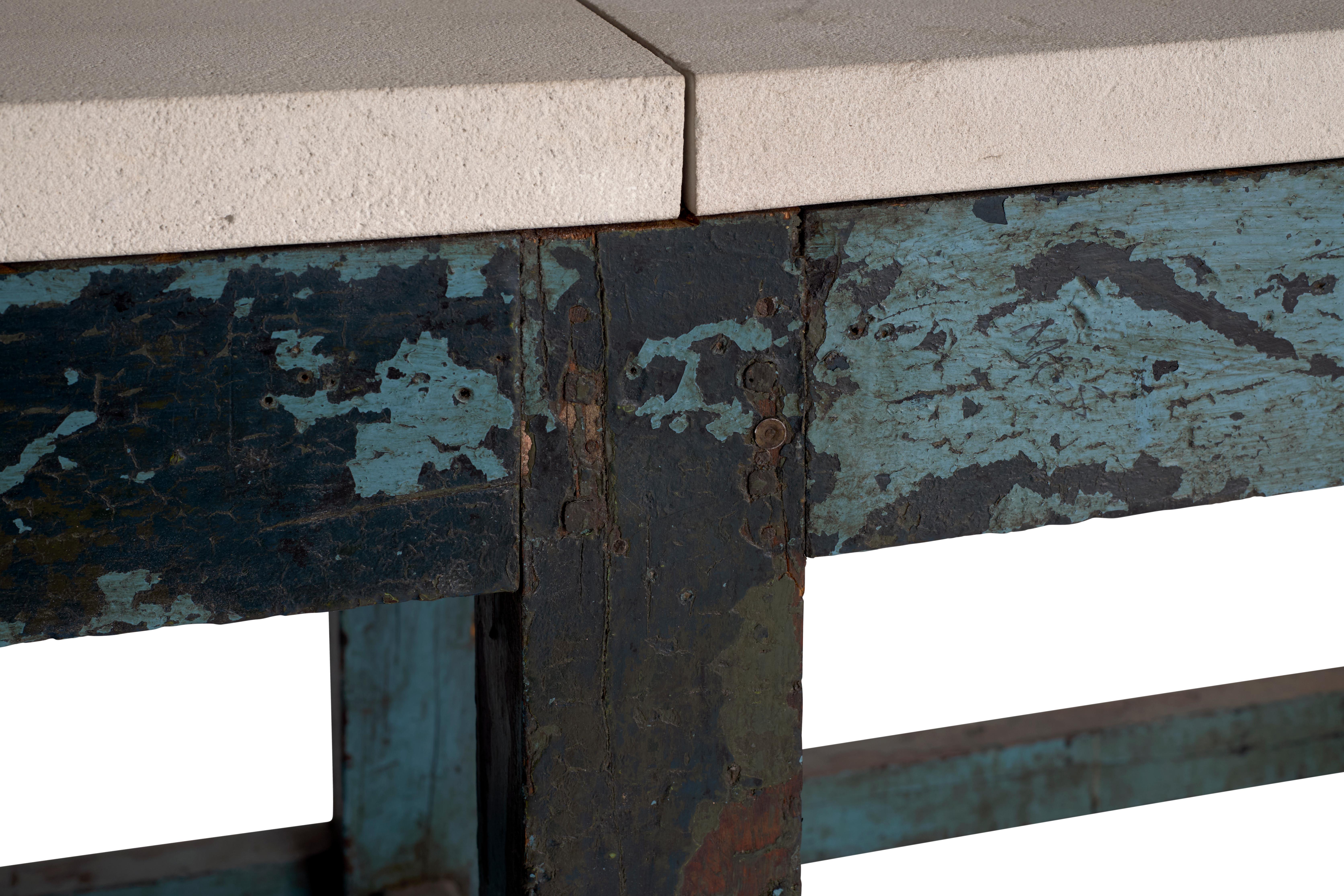 Englischer Ladentisch in Originallack-Patina mit Kalksteinplatte (Rustikal) im Angebot