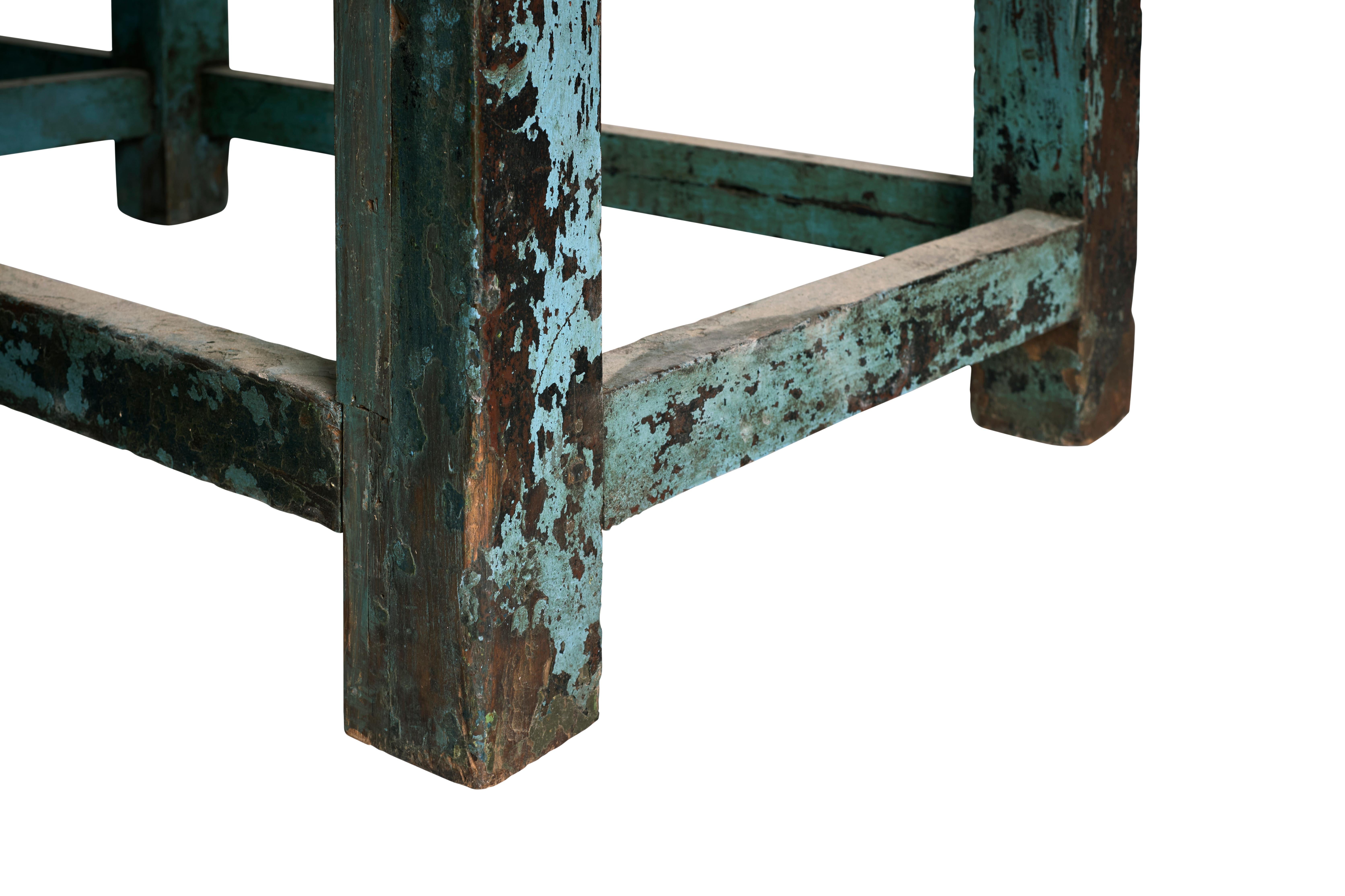 Englischer Ladentisch in Originallack-Patina mit Kalksteinplatte (20. Jahrhundert) im Angebot