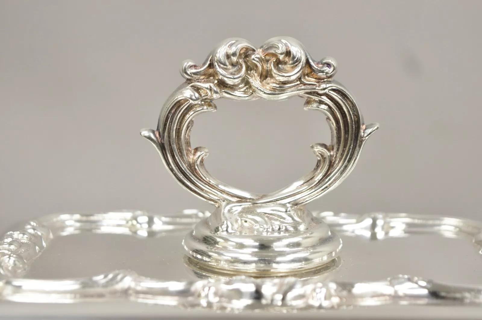 Vintage English Silver Mfg Co Plato de servicio cubierto chapado en plata con separador interior. Mediados del siglo XX. Medidas: 15 cm Alt. x 30 cm Anch. x 30 cm Anch.

