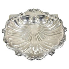 Plato grande de concha de almeja bañado en plata de la época victoriana de English Silver MFG