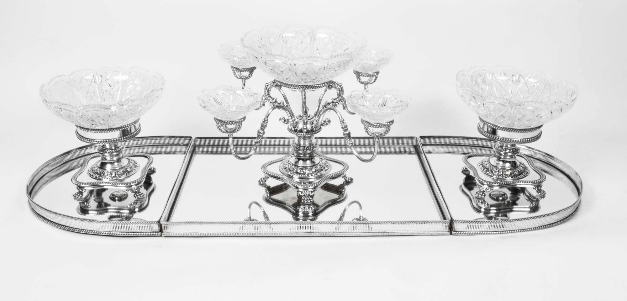 Dies ist ein wunderschöner, atemberaubender und durch und durch extravaganter, versilberter Vintage Tafelaufsatz im viktorianischen Stil.

Es ist aus England und Silber auf Kupfer.

Das Set besteht aus:
* ein Tafelaufsatz aus geschliffenem