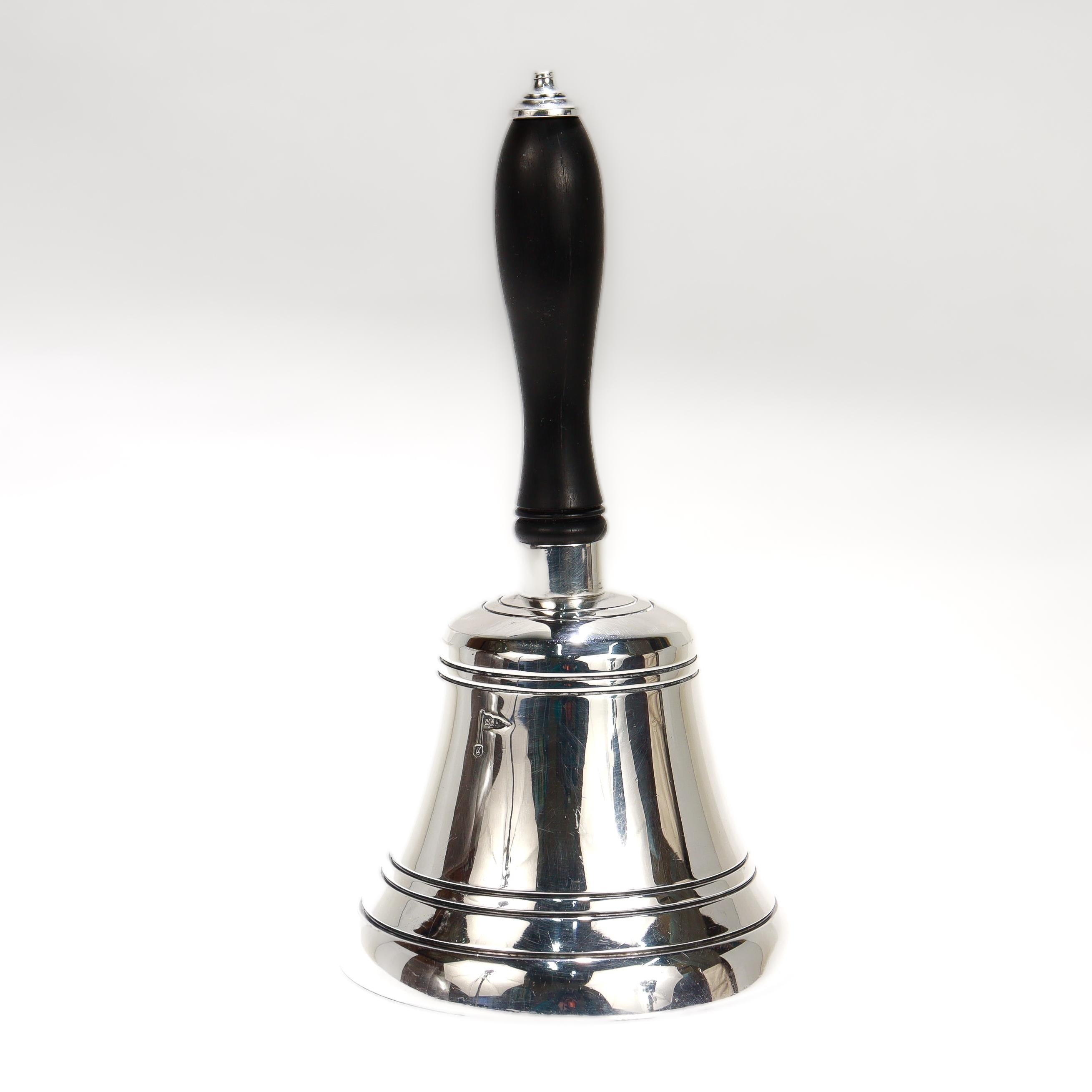 Une cloche de table en argent anglais vintage.

En métal argenté avec un manche en bois noir.

La marque du fabricant Walker & Hall figure sur le côté de la cloche.

Tout simplement une merveilleuse cloche de table anglaise !

Date :
1962

Condition