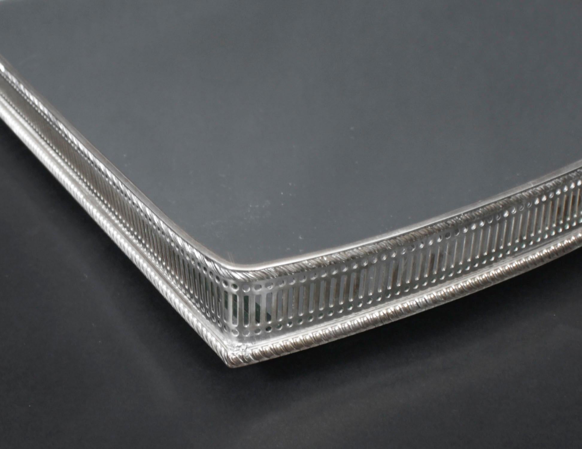 Bandeja plateada inglesa vintage de 3 piezas con espejo Siglo XX en venta 4